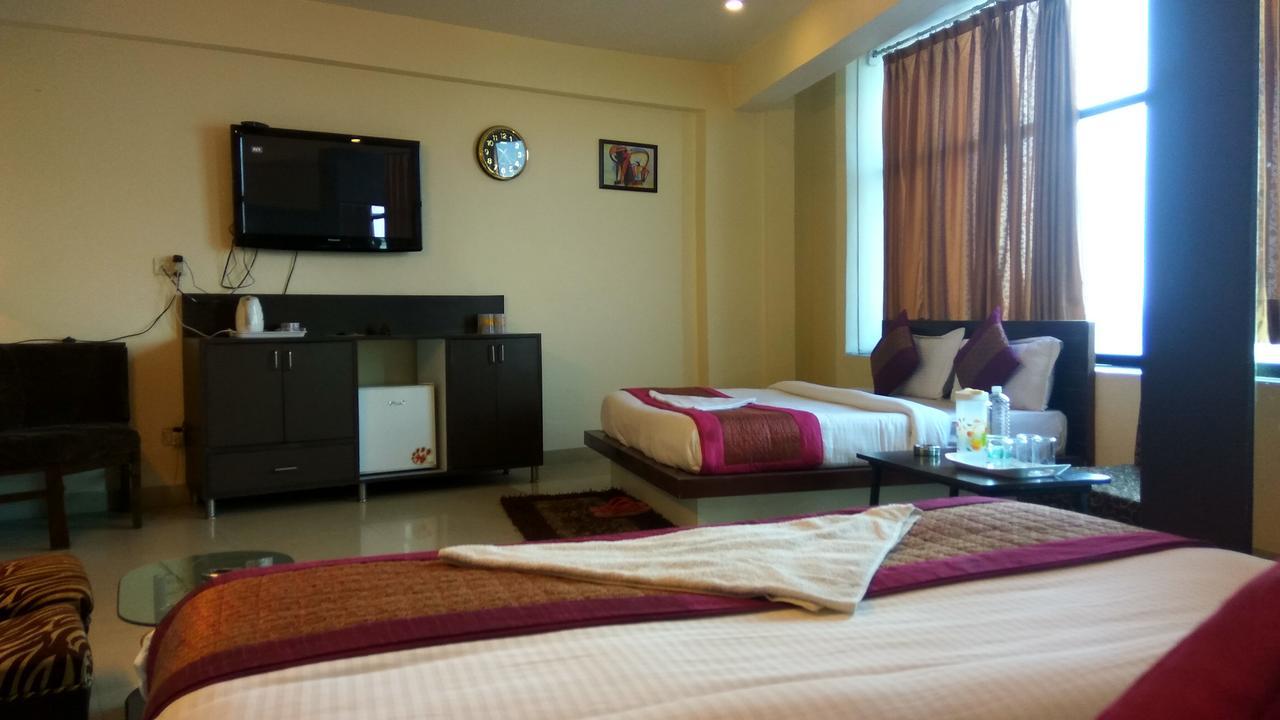 Airport Hotel Port View Нью-Дели Экстерьер фото