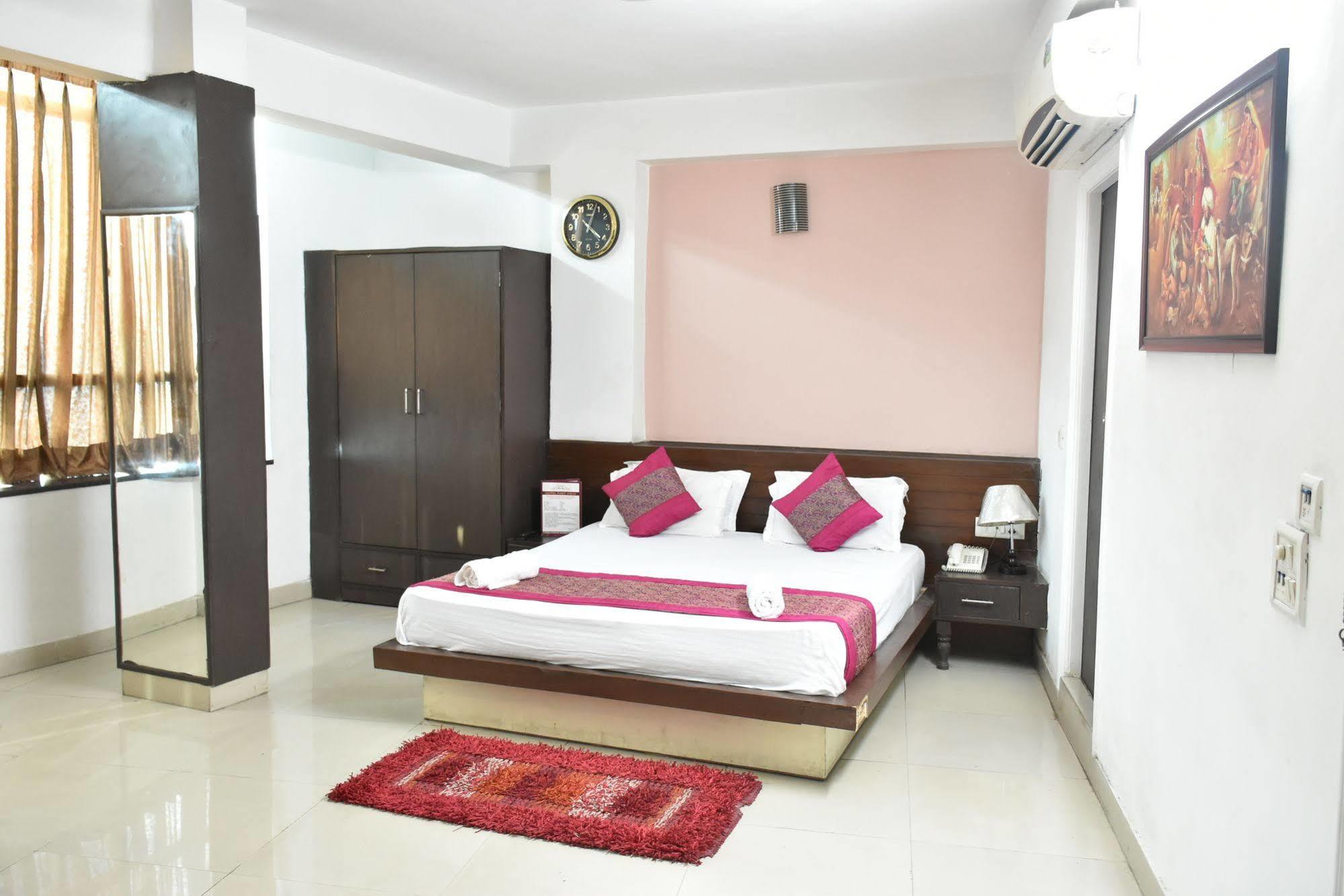 Airport Hotel Port View Нью-Дели Экстерьер фото