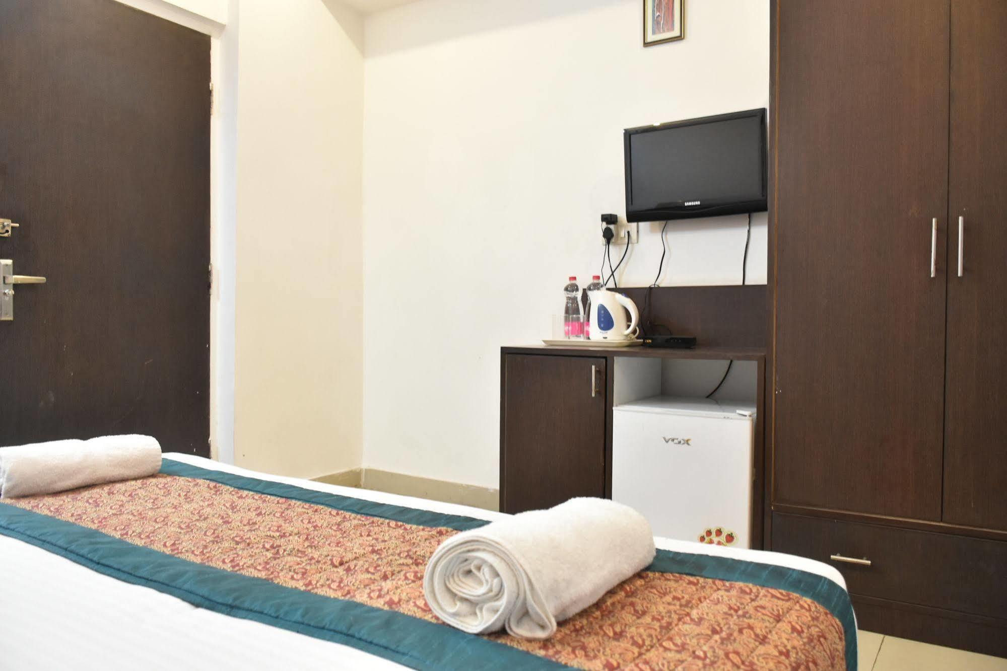 Airport Hotel Port View Нью-Дели Экстерьер фото