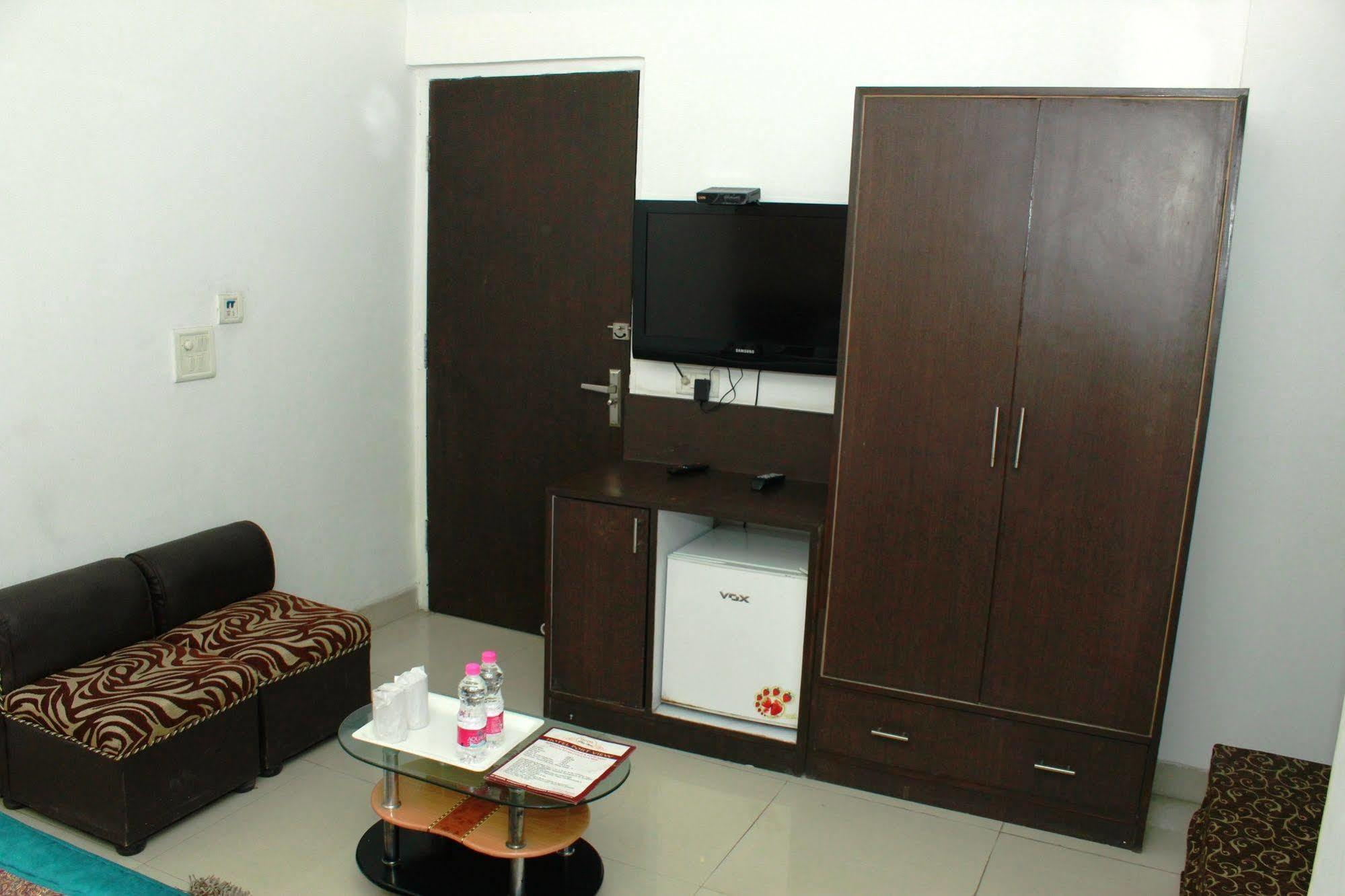 Airport Hotel Port View Нью-Дели Экстерьер фото
