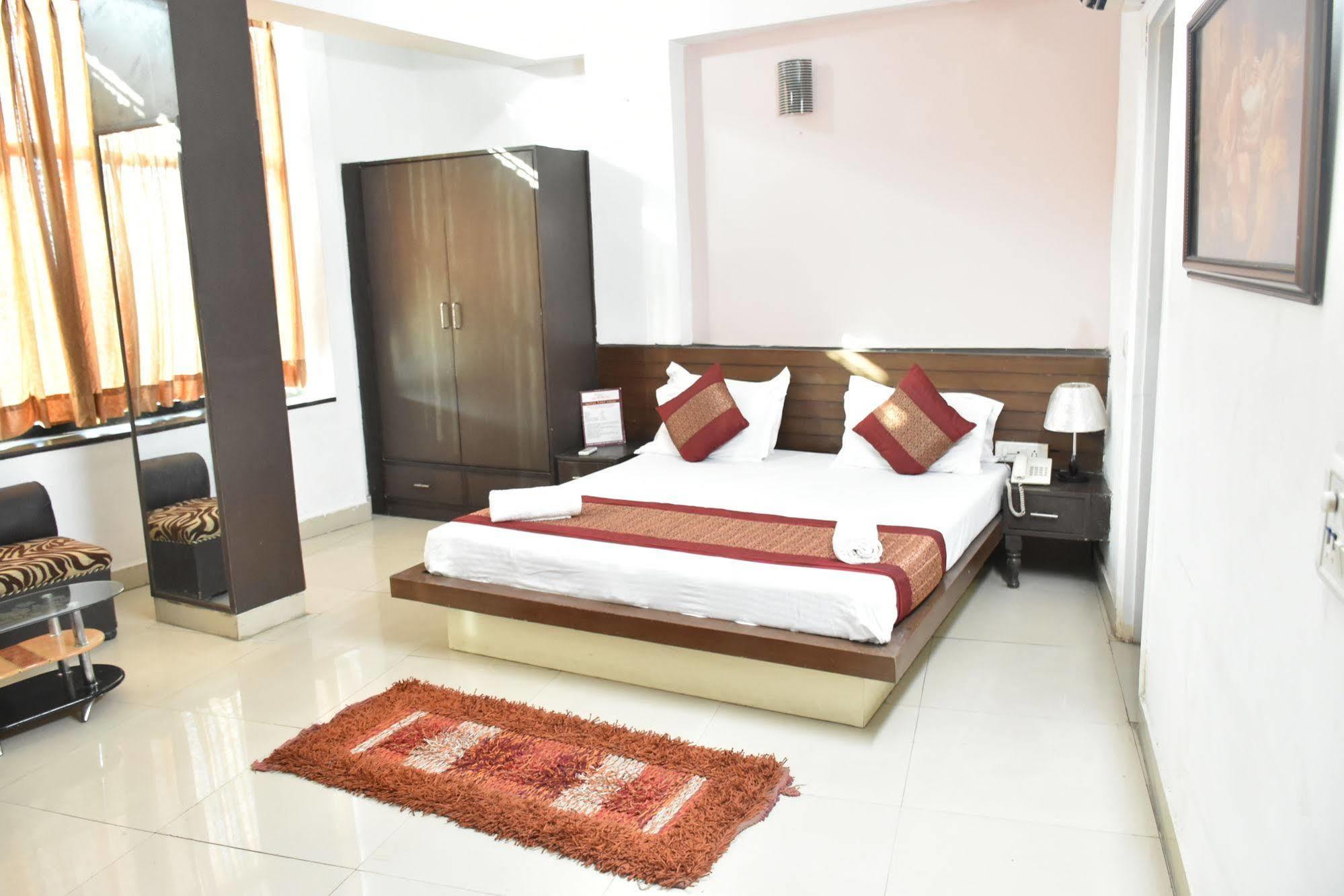 Airport Hotel Port View Нью-Дели Экстерьер фото