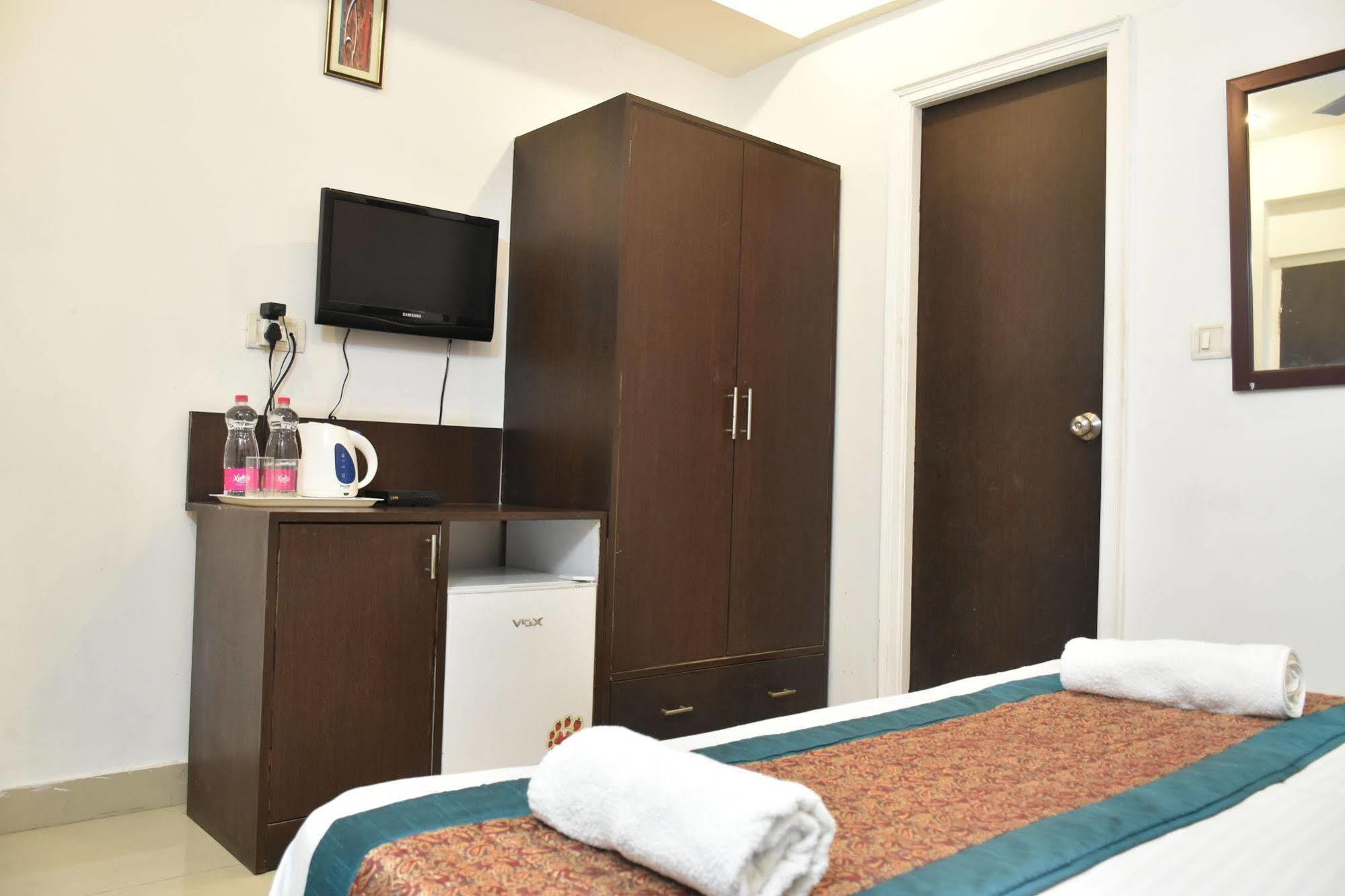Airport Hotel Port View Нью-Дели Экстерьер фото