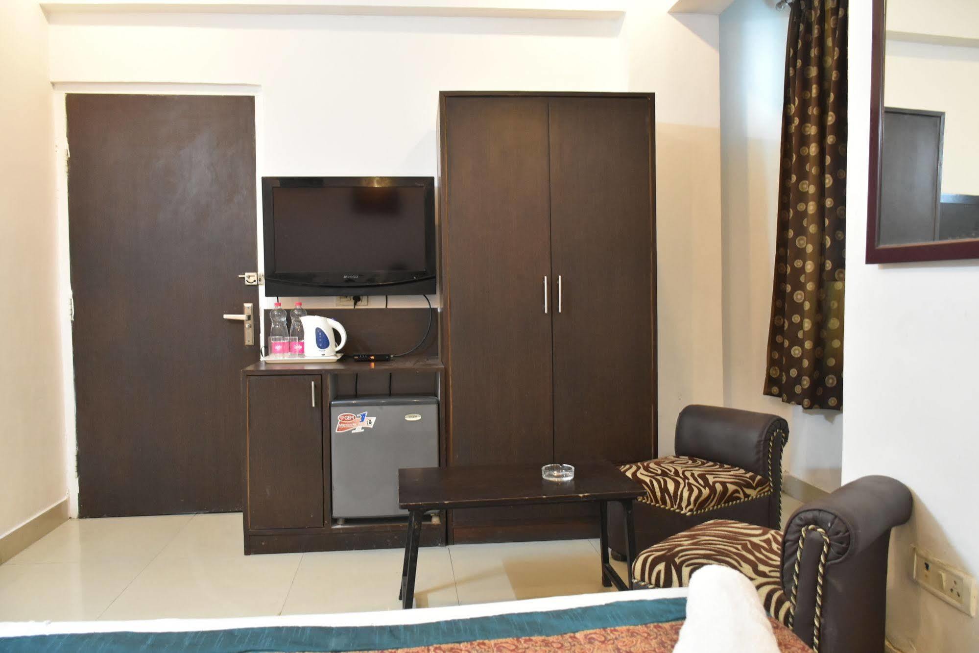 Airport Hotel Port View Нью-Дели Экстерьер фото